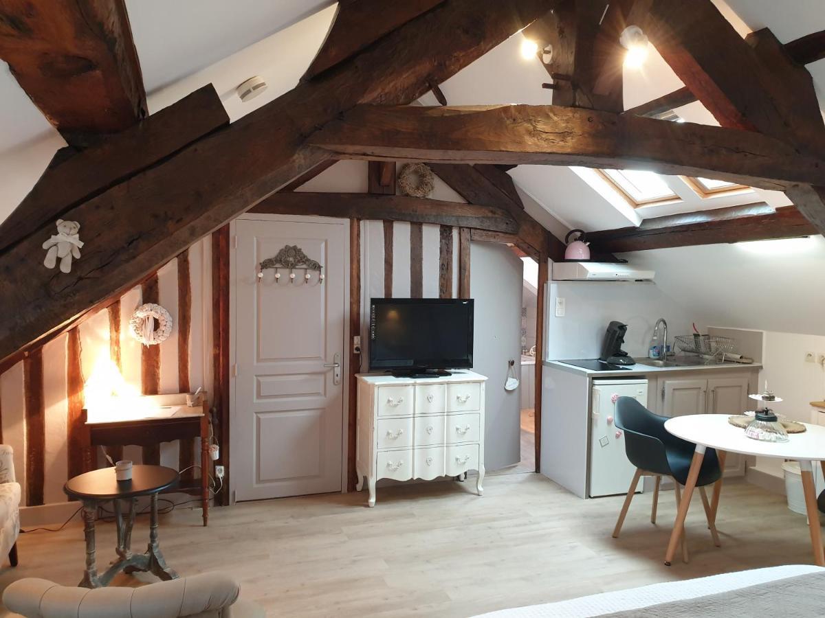 D'anciennes "chambres de bonnes" Honfleur Extérieur photo